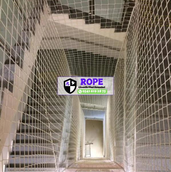 Yozgat Yenifakılı Galeri Boşluğu Filesi <strong>ROPE FİLE</strong>, <strong>www.ropeguvenlikagi.com</strong> web sitesi üzerinden güvenlik filesi sistemleri konusunda hizmet veren lider bir güvenlik filesi firmasıdır. Balkon filesi, kedi filesi, çocuk filesi, kuş önleme filesi, inşaat filesi, apartman merdiven filesi ve diğer tüm güvenlik filesi çözümlerinde profesyonel hizmet anlayışımız ve deneyimli ekibimizle öne çıkıyoruz.
                        <strong>ROPE FİLE</strong>, Ankara ve çevre illeri genelinde geniş bir coğrafyaya yayılan hizmet ağıyla müşterilerine uygun fiyatlarla kalite sunmaktadır.